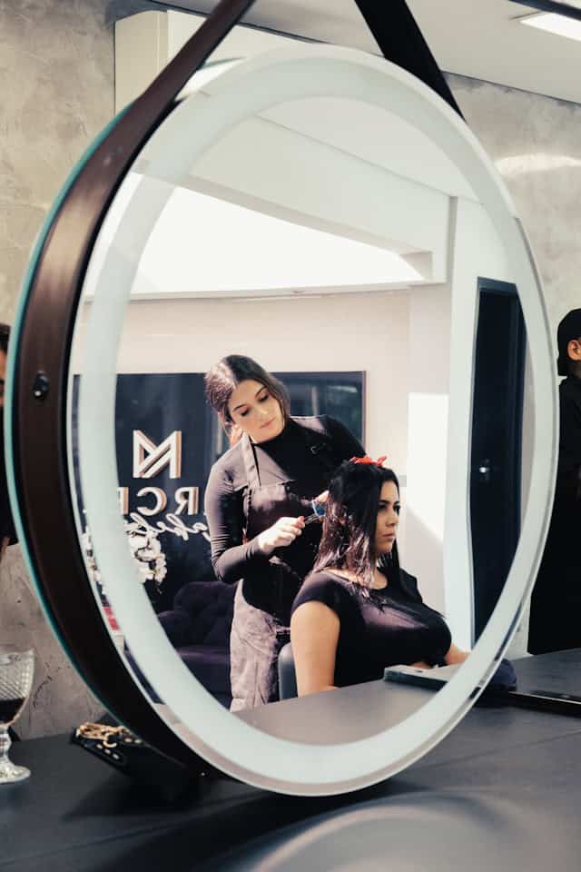 Cómo dar brillo al pelo teñido 4 Tratamiento capilar en salon de belleza