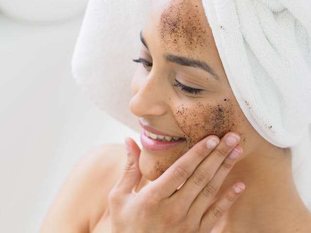 Exfoliante facial: qué es, tipos y cómo usarlo correctamente 4 Exfoliante facial usos